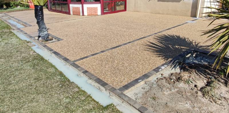Réalisation de trottoirs et d'une terrasse en béton désactivé beige avec contours en pavés à Gruchet-le-Valasse