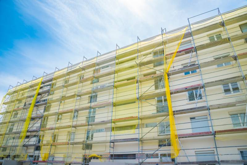 Location d’échafaudage mobile sans montage pour travaux de ravalement de façade à proximité d’Évreux 27