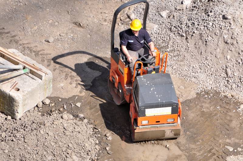Louer un rouleau compacteur pour la création d'une allée en graviers à Bolbec