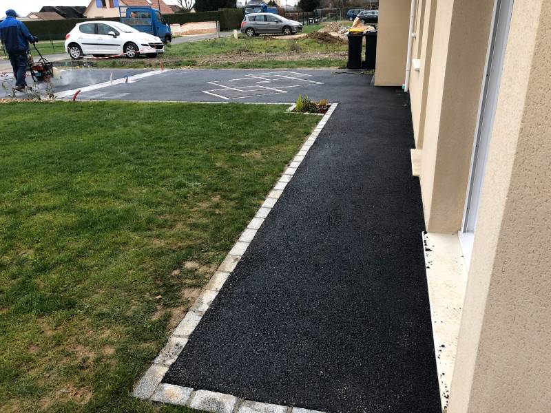 Travaux de terrassement par LME DELAUNAY : Création de trottoirs et parking en enrobé avec contour et motifs en pavés à Port-Jérôme-sur-Seine
