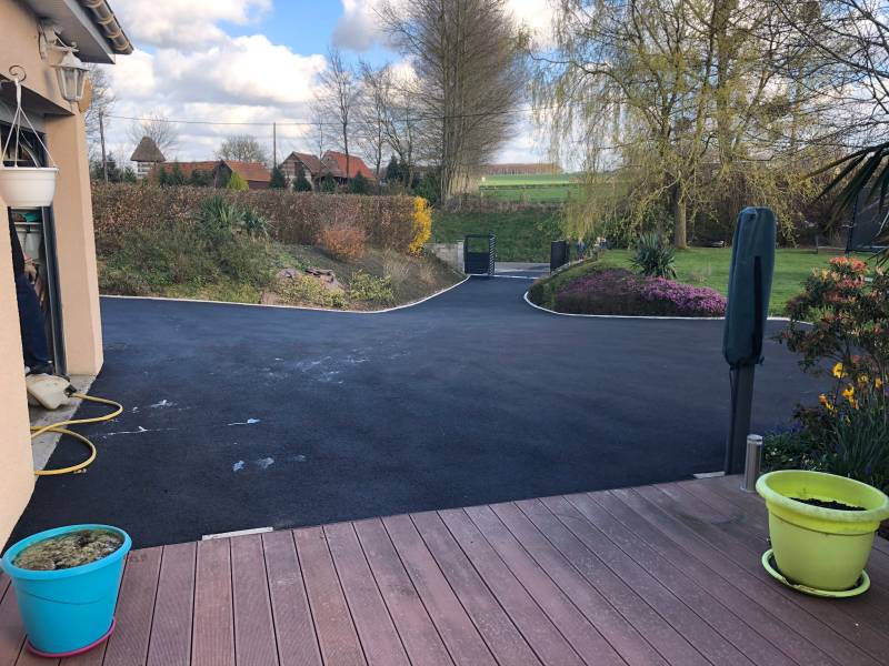 Réalisation d'une allée en enrobé pour une maison située près de Bolbec (76) : Devis gratuit et aménagement sur-mesure avec LME DELAUNAY